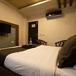 Collection O J K Hotel Near M2K Cinemas Rohini