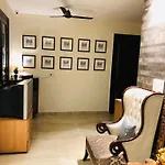 Room In Airb&B New Delhi - Divine Inn Service Apartments