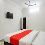Oyo Flagship 69520 Amazing Stays Near M2K Cinemas Rohini