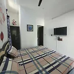 Sleek City Retreat With Kitchen L Near Airport