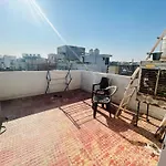 The Comfort Corner Inn- Room & Kitchen - Couple Friendly - 7-8 Km Drive From Airport