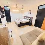 Hauz Khas Villa - Near Fort And Lake