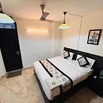 Hauz Khas Villa - Near Fort And Lake