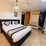Hauz Khas Villa - Near Fort And Lake