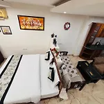 Hauz Khas Villa - Near Fort And Lake