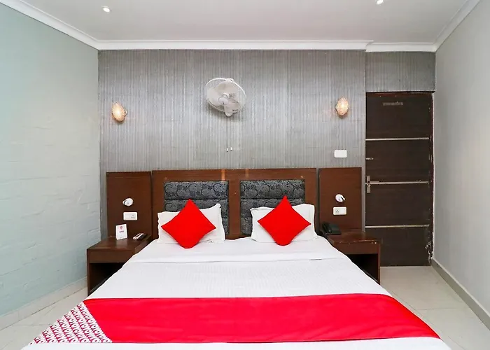 Oyo Hotel Metro Tower Near Ambience Mall