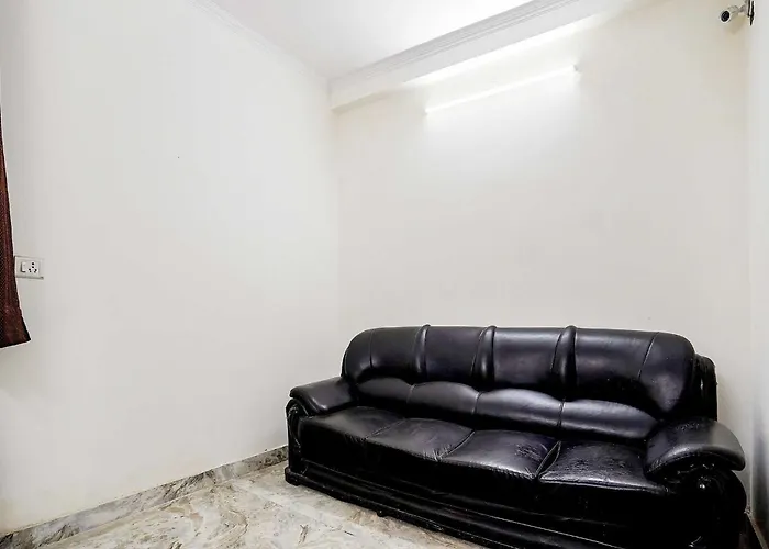 Oyo Flagship 69520 Amazing Stays Near M2K Cinemas Rohini