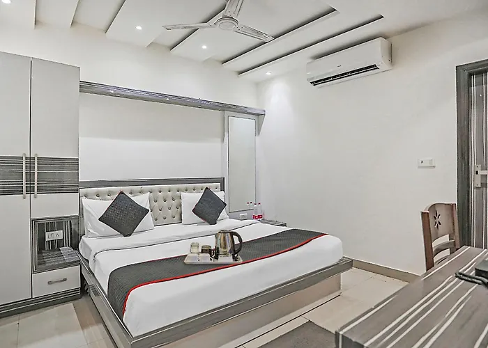 OYO Townhouse 462 Dwarka Mod Metro Station