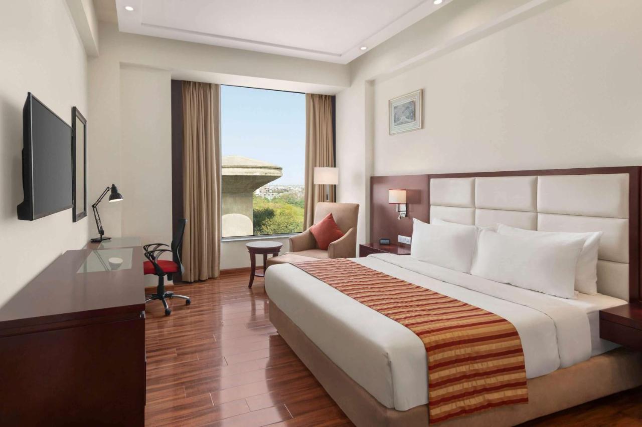 Ramada By Wyndham New Pitampura Hotel 4*
