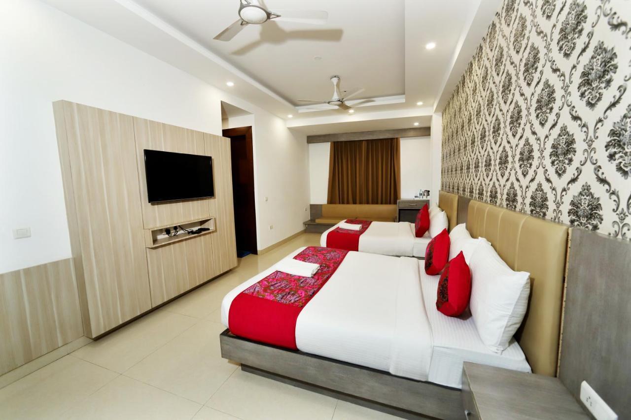 Almati - Near Delhi Airport Hotel 3*