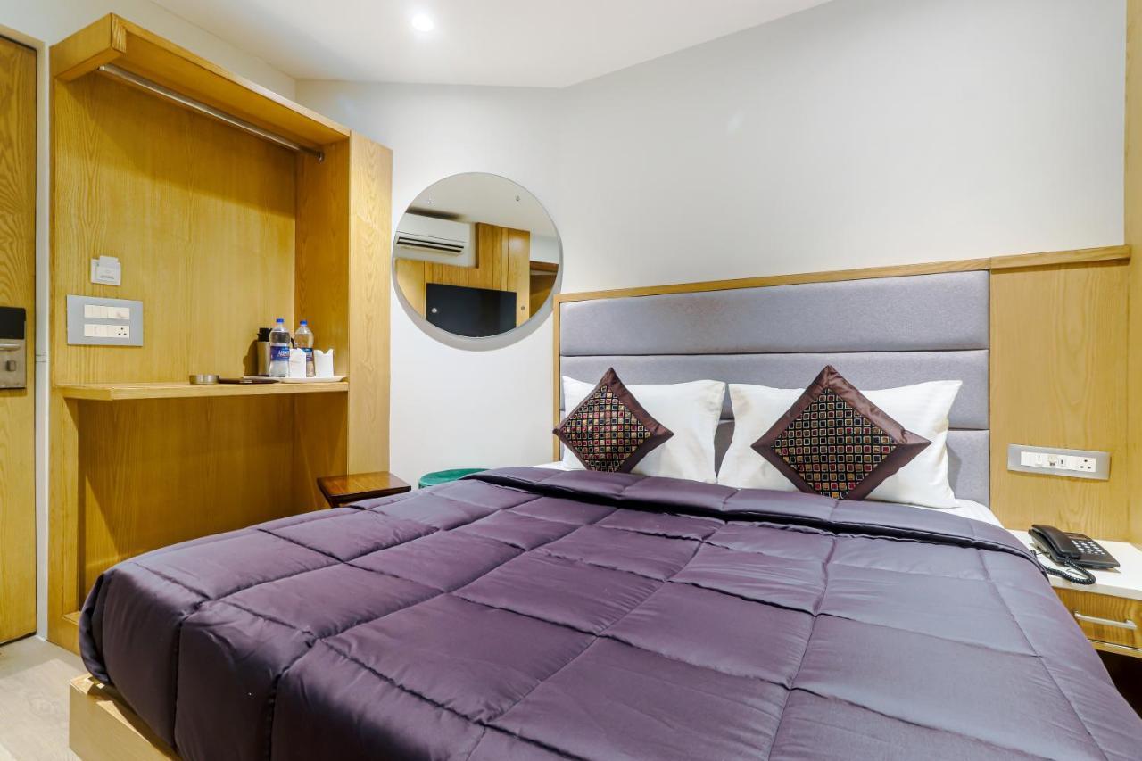 Bricks, Karol Bagh, New 3*