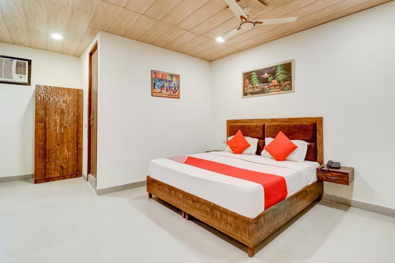 Oyo Ramada Near Dashrath Puri Metro Station Hotel 3*