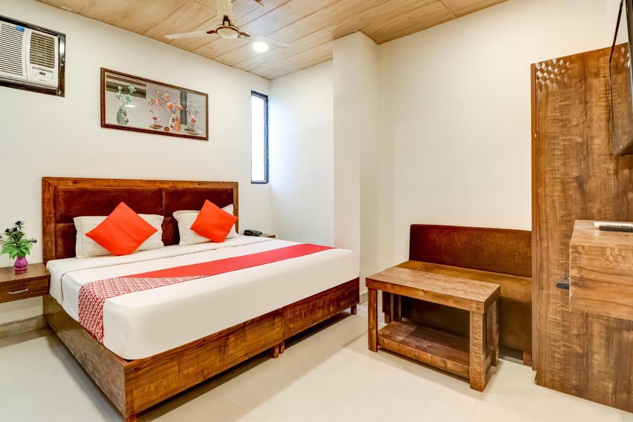 Hotel Oyo Ramada Near Dashrath Puri Metro Station