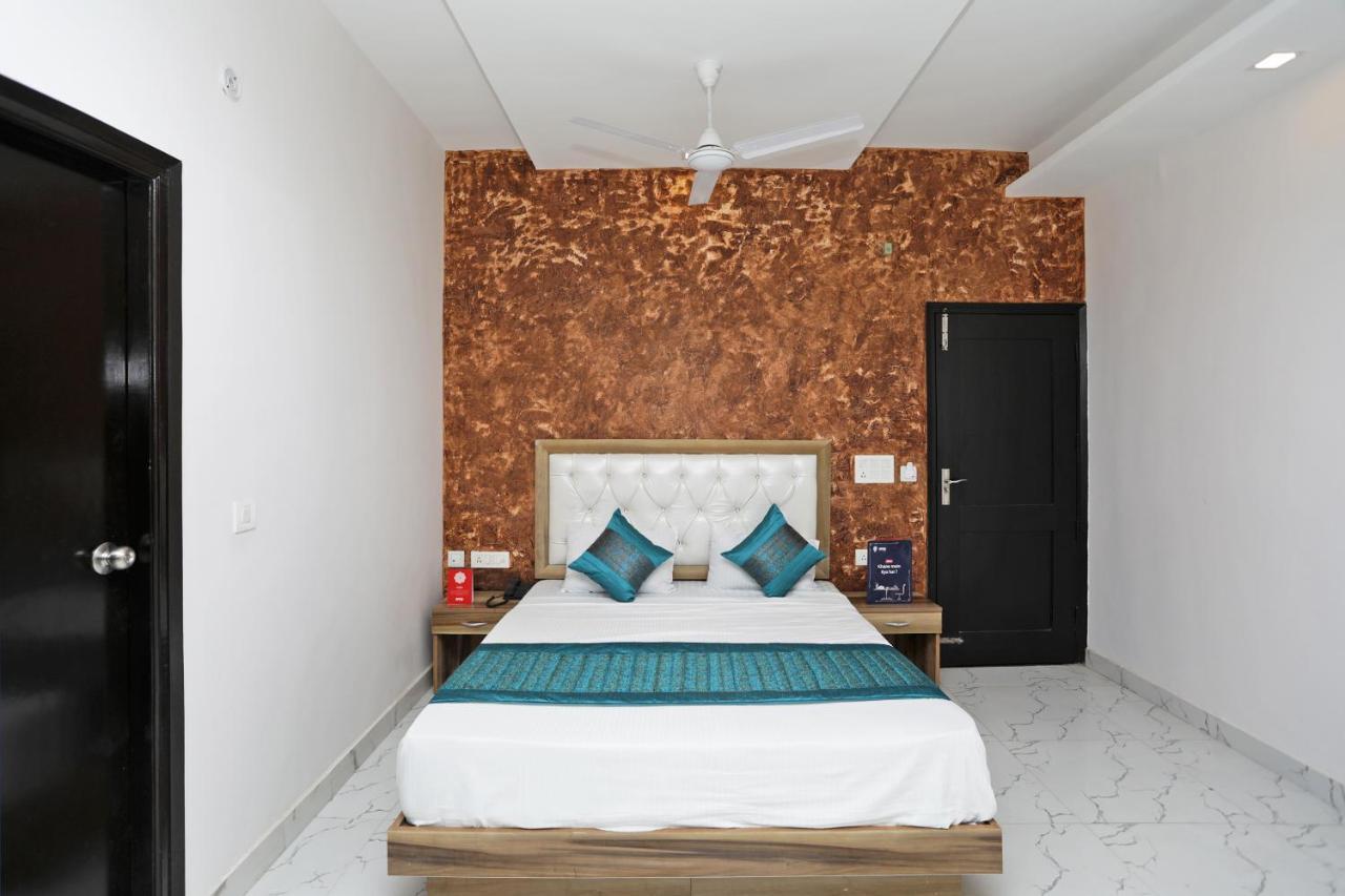 Oyo 12673 The Diplomat Delhi (National Capital Territory of India)