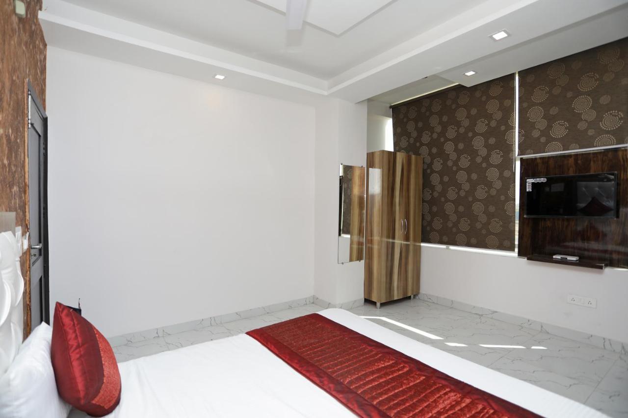 Oyo 12673 The Diplomat Hotel