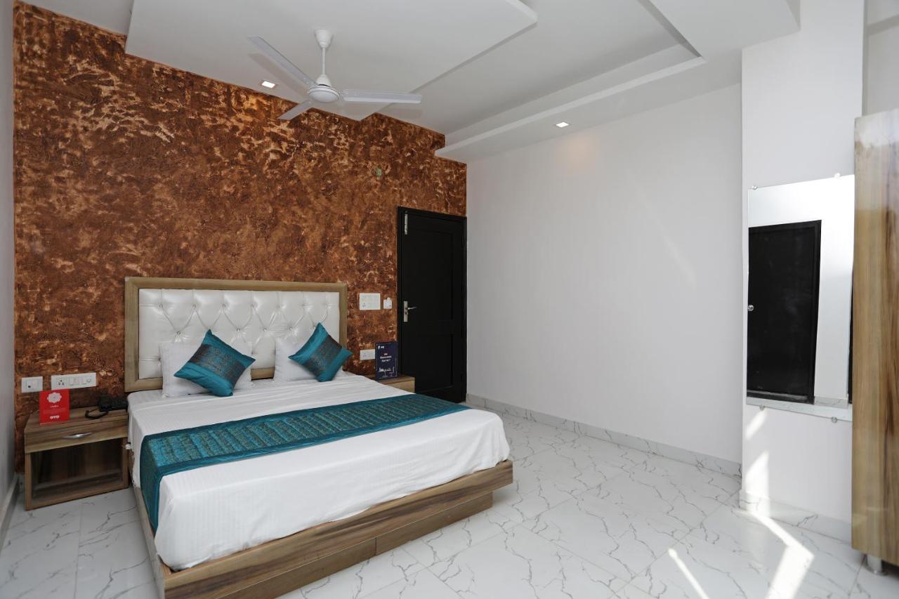 Oyo 12673 The Diplomat Hotel Delhi (National Capital Territory of India)