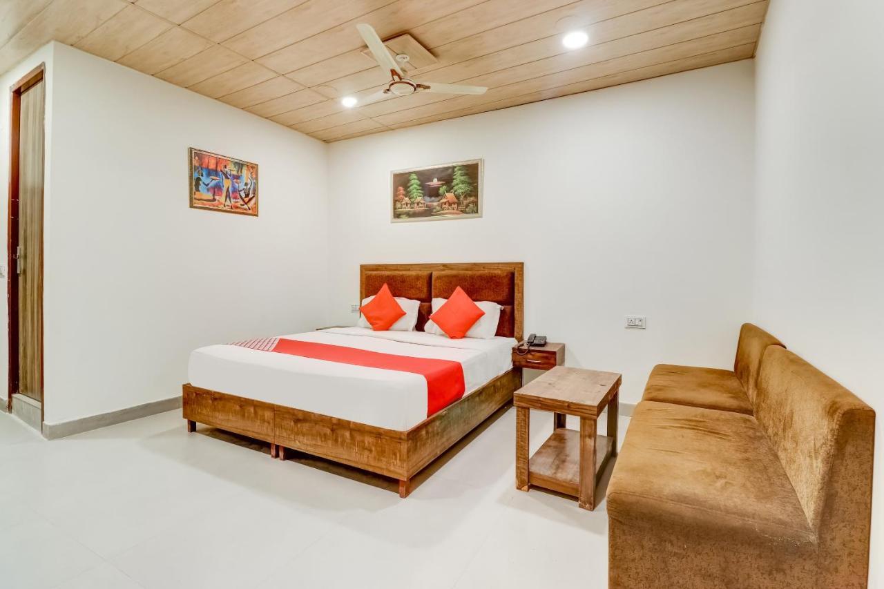 Oyo Ramada Near Dashrath Puri Metro Station Hotel 3*