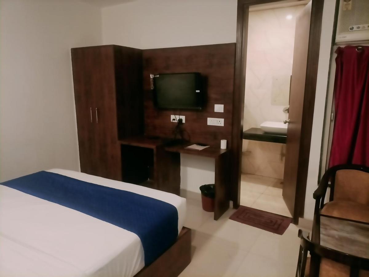 Le Mount Near Igi Airport