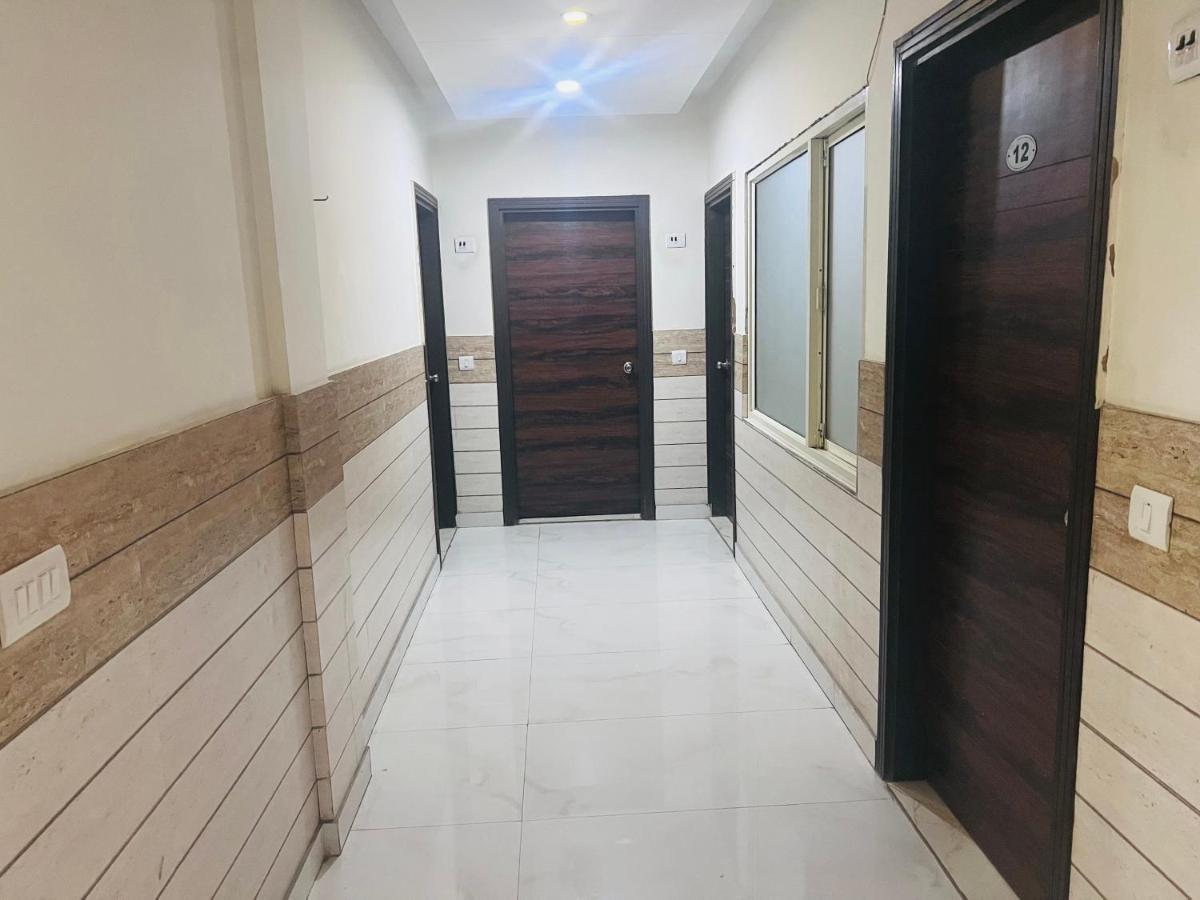 Cozy Cave Delhi Aiport Hotel 3*