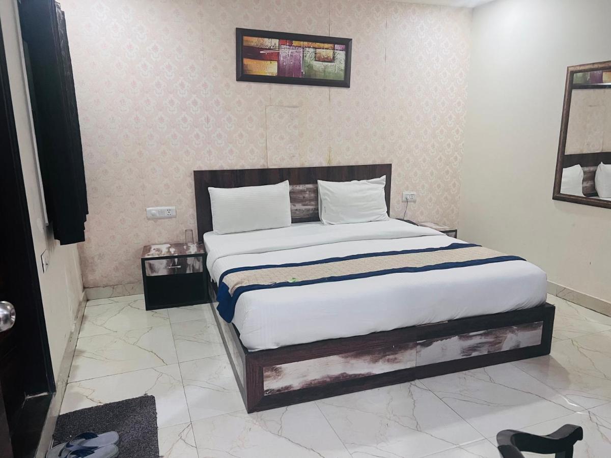 Hotel Cozy Cave Delhi Aiport 3*