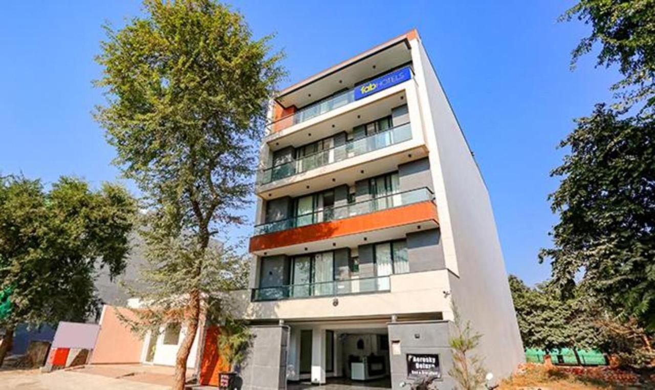 Fabexpress Aerosky Deluxe - Nr Yashobhoomi Convention Centre Hotel