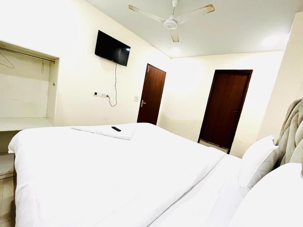 Hotel Swarg Residency Kamrudin Nagar, Nangloi 4*