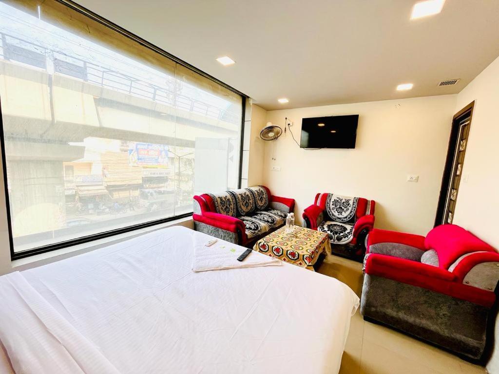 Hotel Swarg Residency Kamrudin Nagar, Nangloi New Delhi