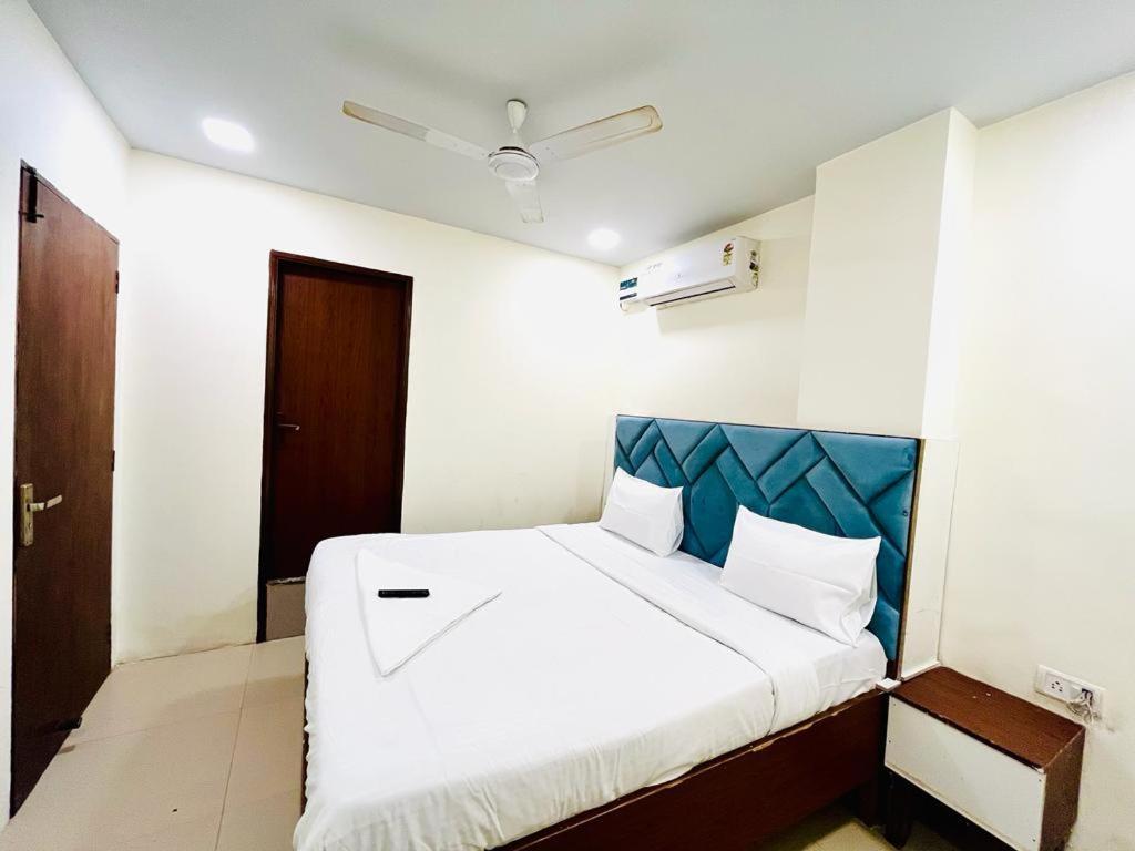 Hotel Swarg Residency Kamrudin Nagar, Nangloi