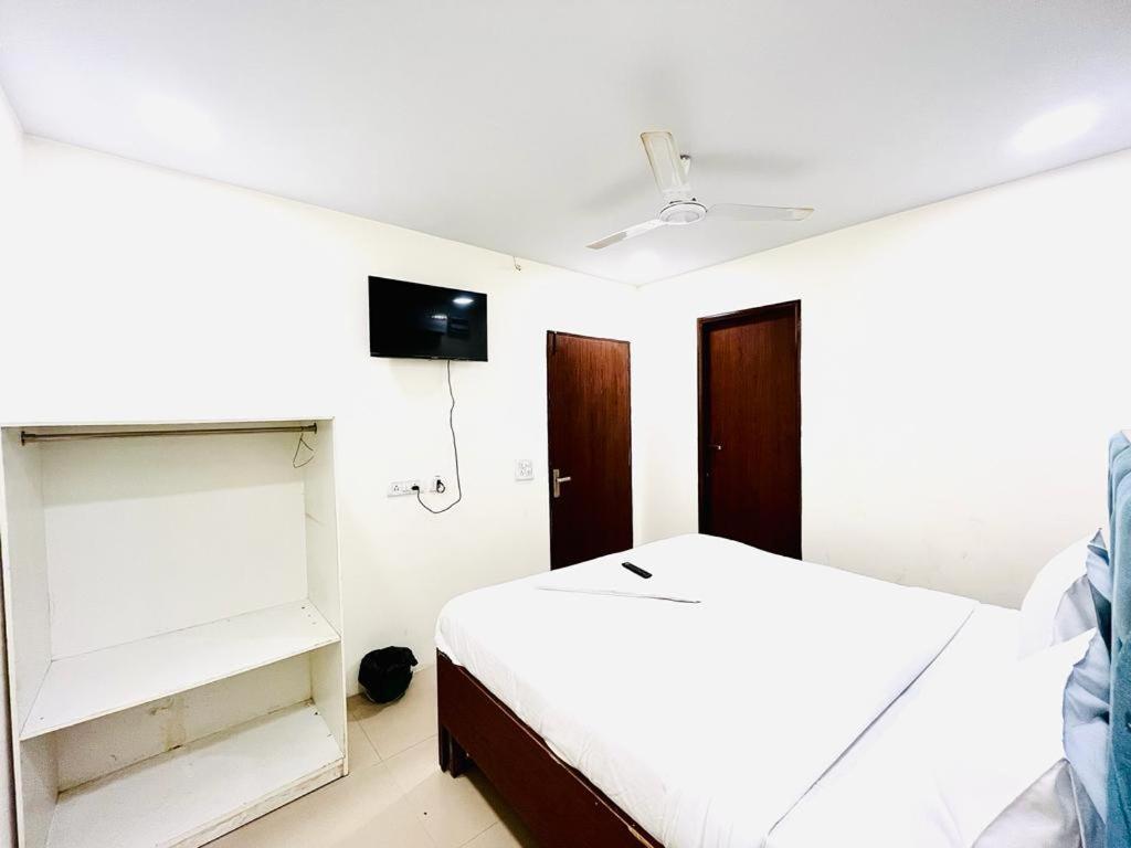 Swarg Residency Kamrudin Nagar, Nangloi 4* New Delhi