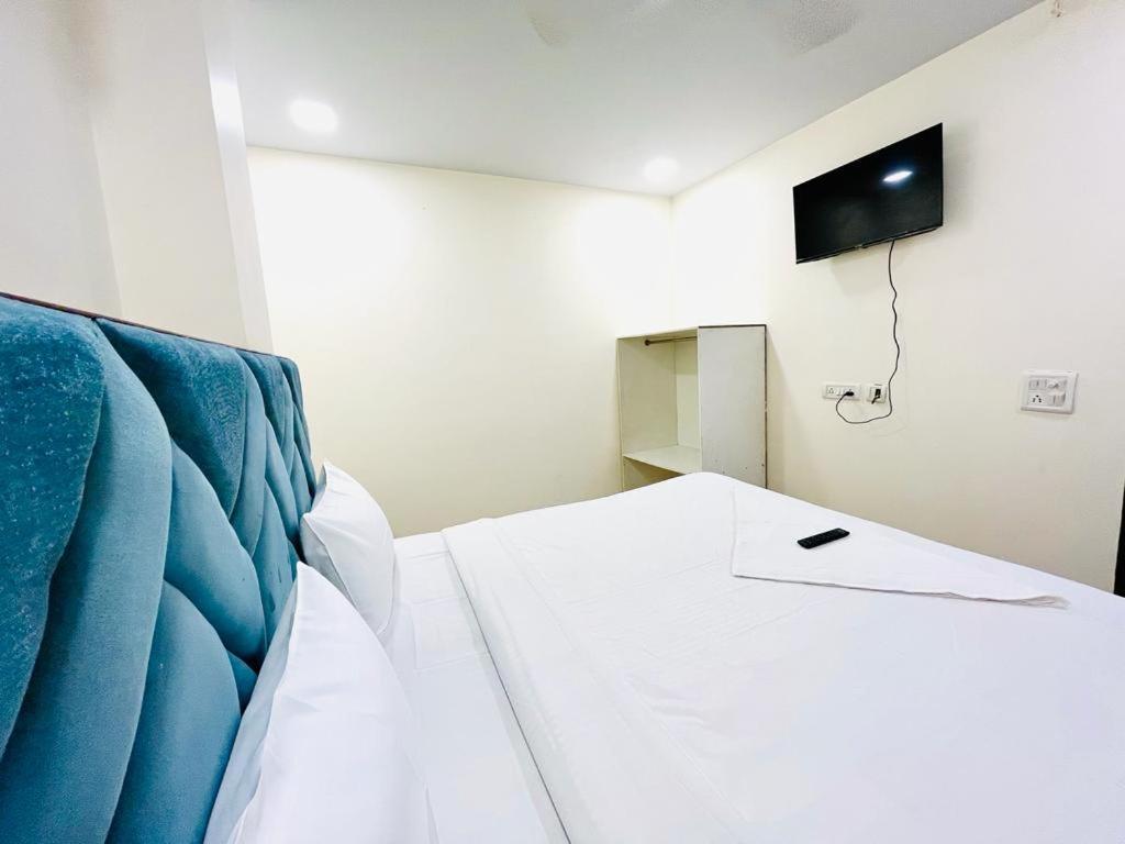 Swarg Residency Kamrudin Nagar, Nangloi Hotel