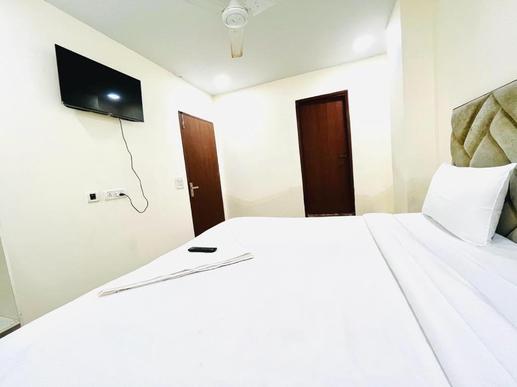 Hotel Swarg Residency Kamrudin Nagar, Nangloi 4*