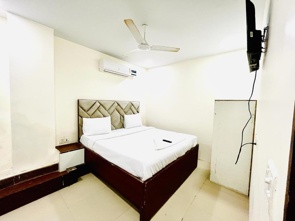 Swarg Residency Kamrudin Nagar, Nangloi New Delhi