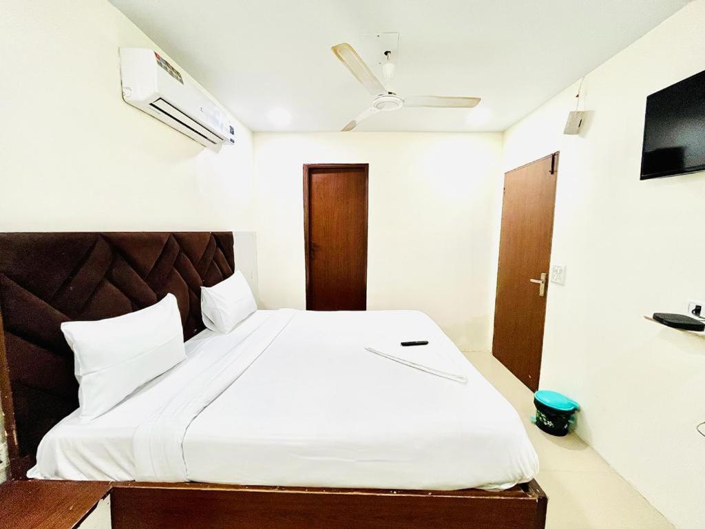 Swarg Residency Kamrudin Nagar, Nangloi 4*