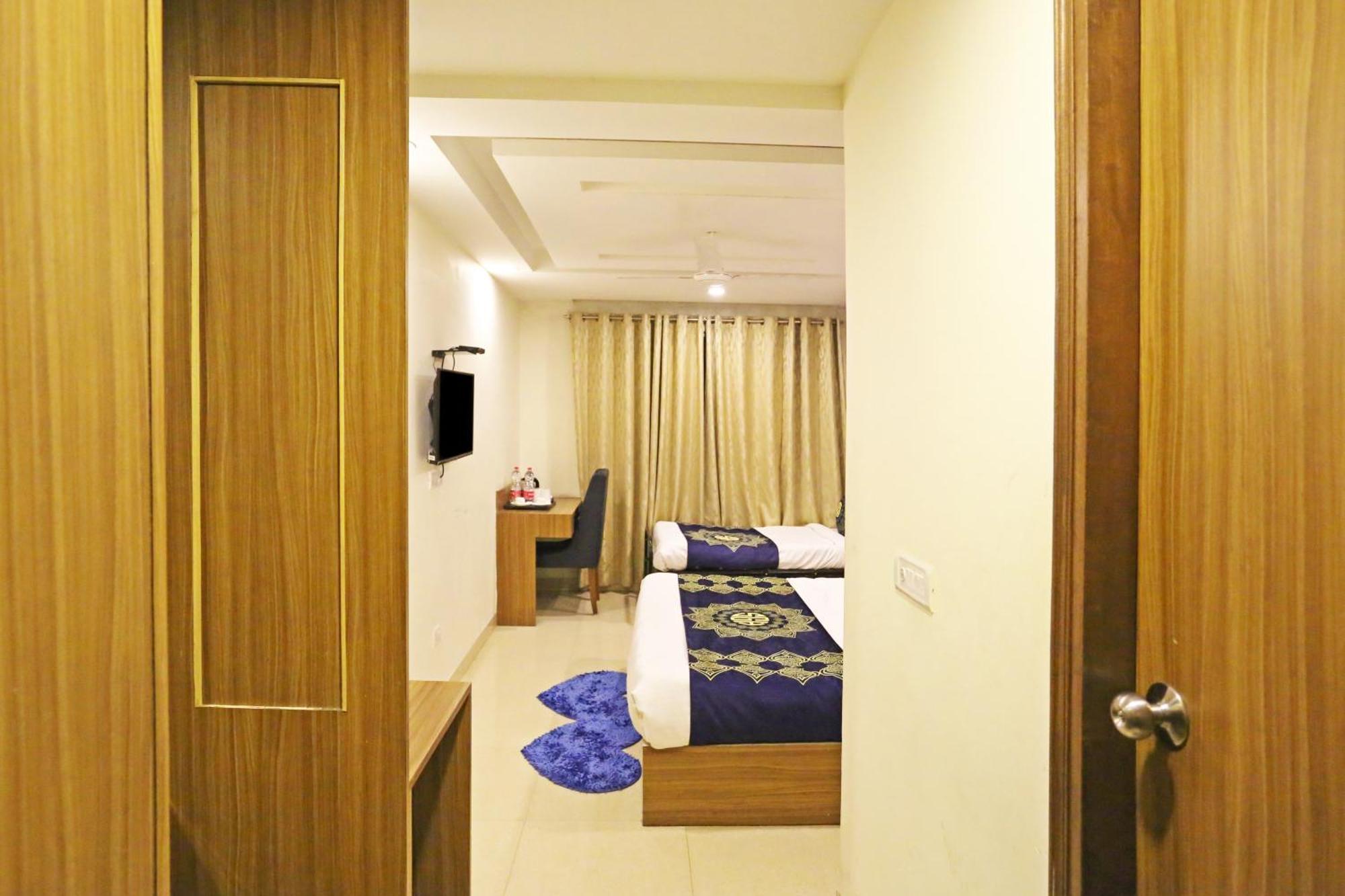 Grand By D'capitol Near Delhi Airport Hotel 4*