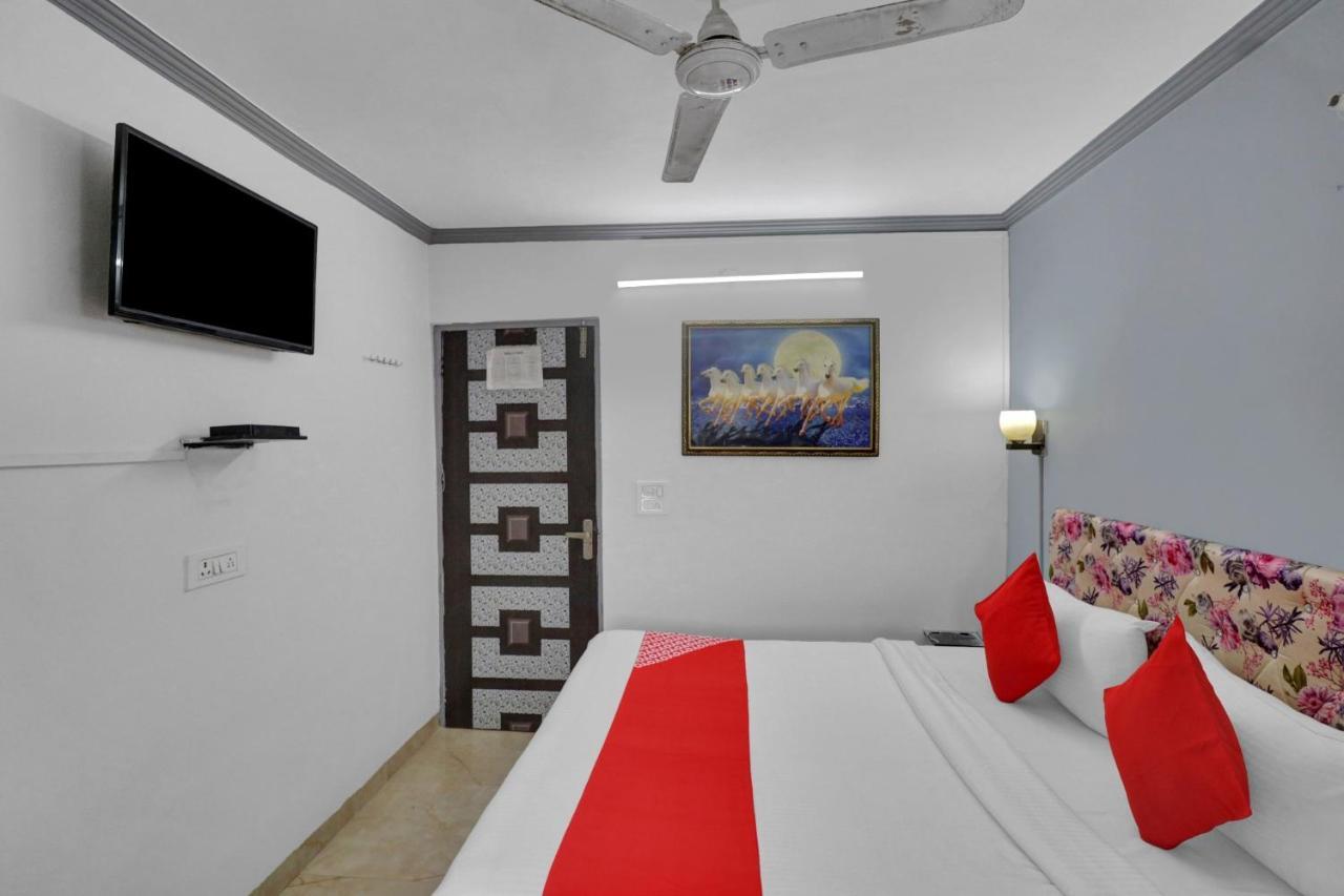 Flagship Comodo Near The Chanakya Hotel 3*