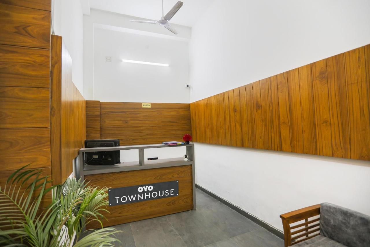 Townhouse 1142 Skyline 18 Near Palam Metro Station Hotel