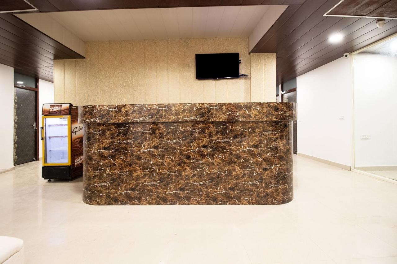 Hotel Oyo Flagship 44094 Grand Near Dashrath Puri Metro Station 3*