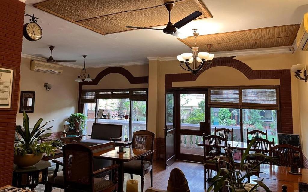 Acomodação com café da manhã  The Estate Nova Deli