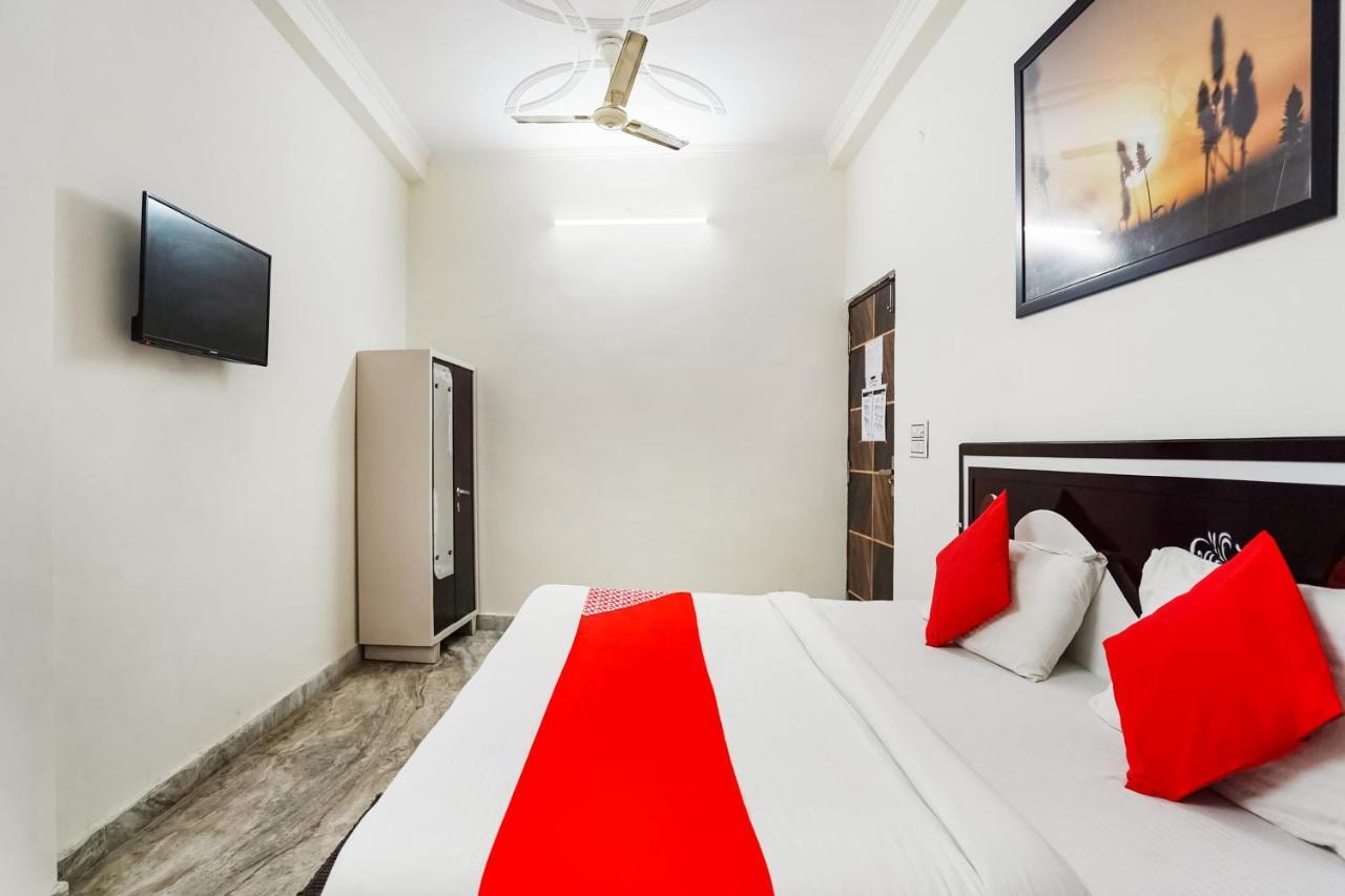 Hotel Oyo Flagship 69520 Amazing Near M2k Cinemas Rohini 3*