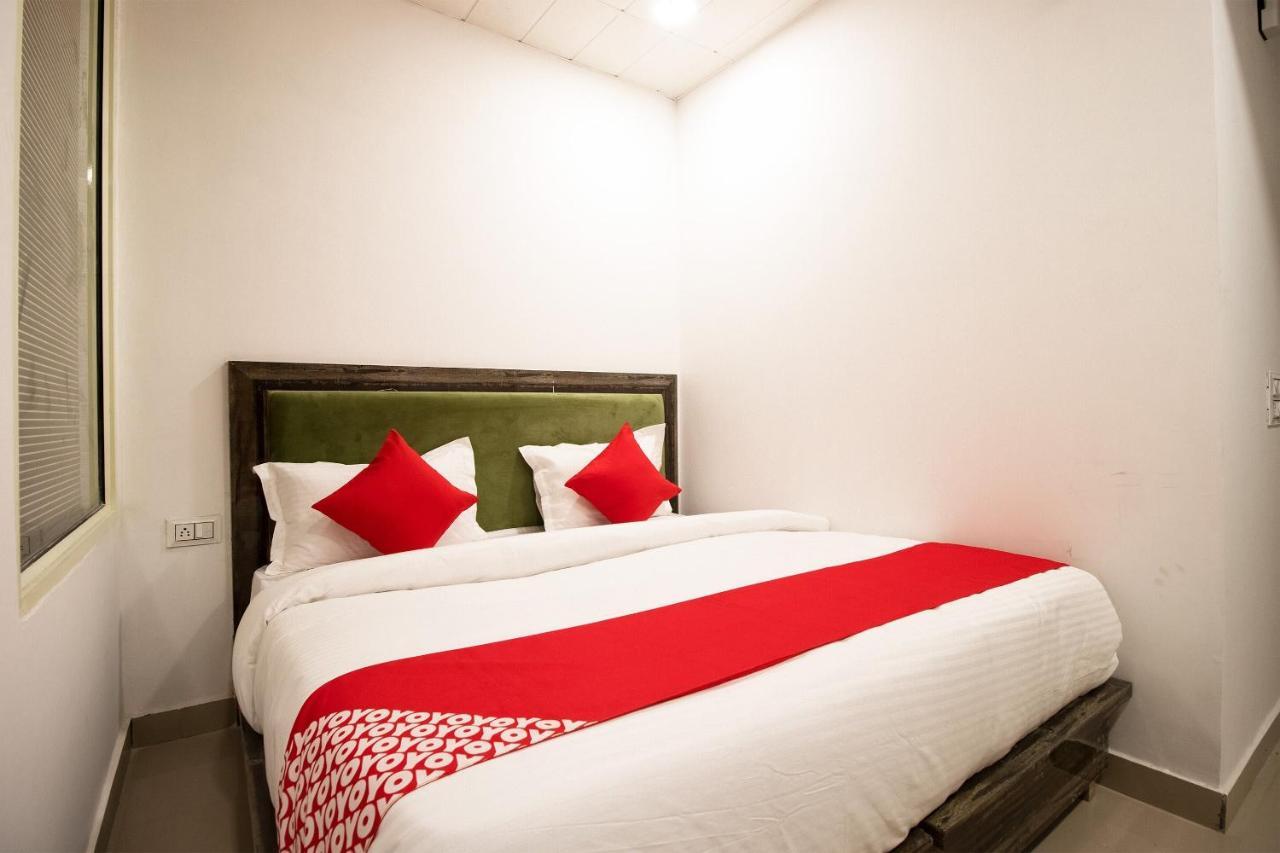 Oyo Flagship 44094 Grand Near Dashrath Puri Metro Station 3*