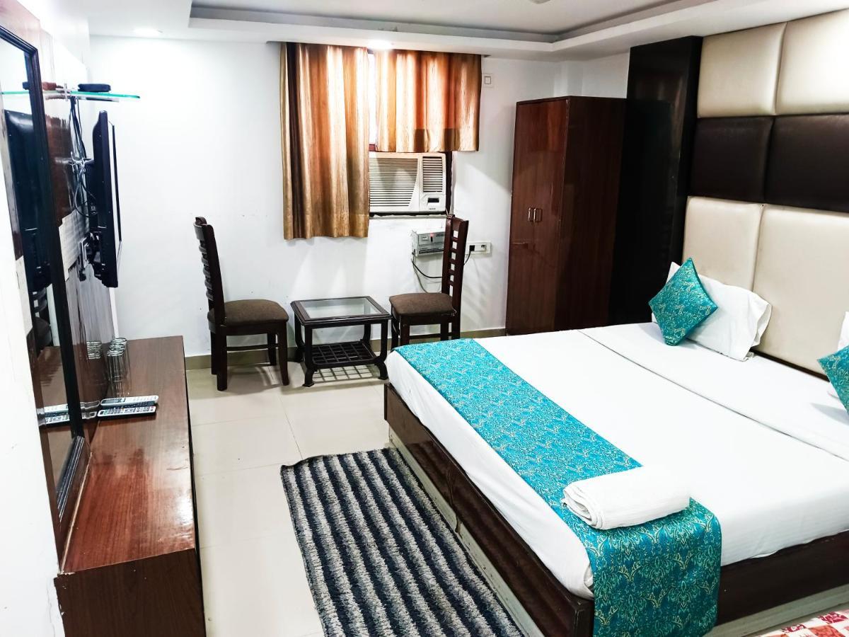 Caves A Family Near Igi Airport Delhi 4*