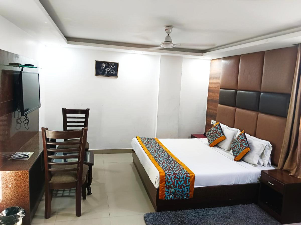 Caves A Family Near Igi Airport Delhi 4*