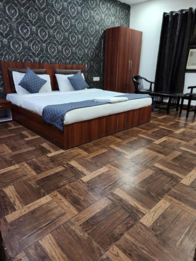Hotel Clayton Near Igi Airport Delhi Nova Deli