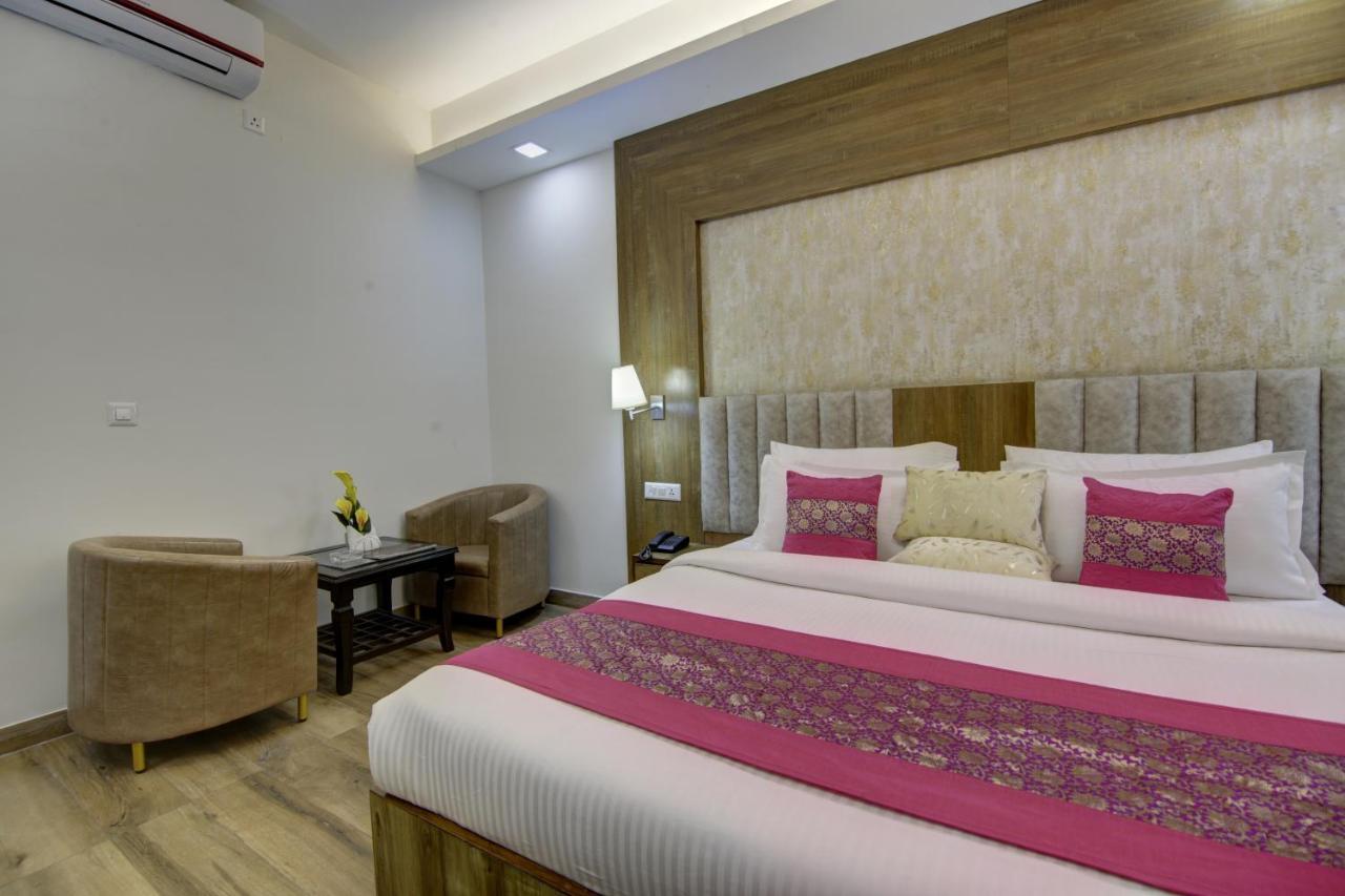 The Prithvi Near Delhi Airport 3*