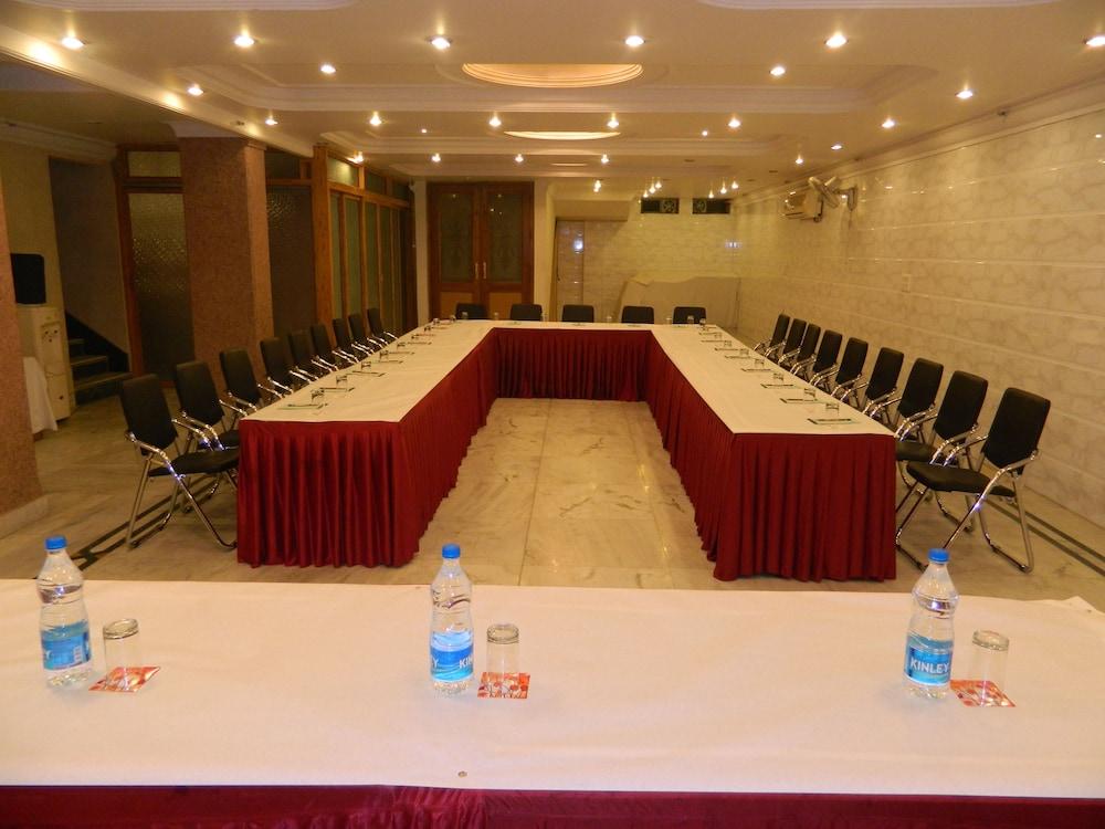 Hotel Singh International 3*
