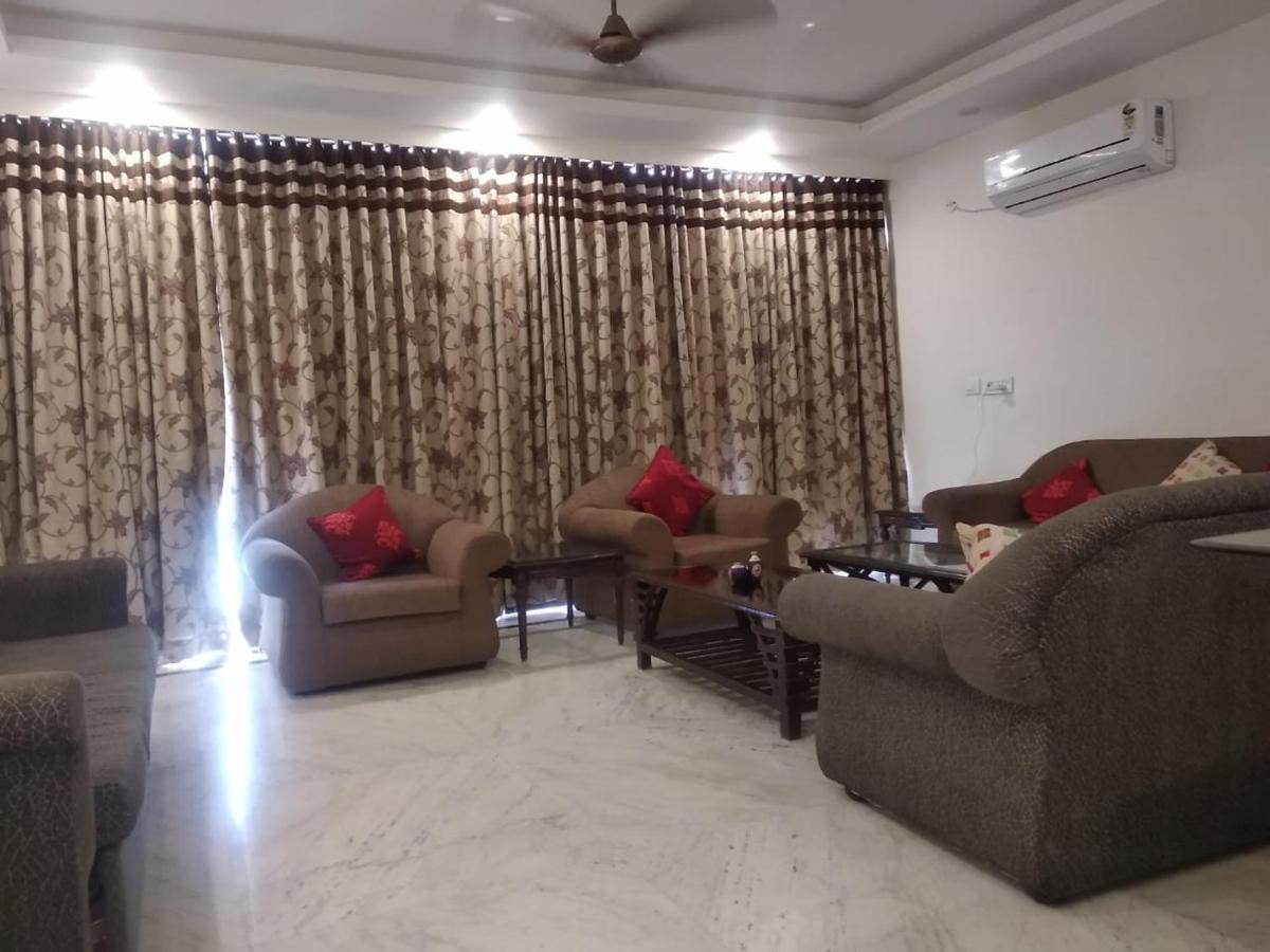 Badal's Nest I Near Aiims I Near Safadarganj I South Delhi I Couple Friendly I Homestay Bed & Breakfast *