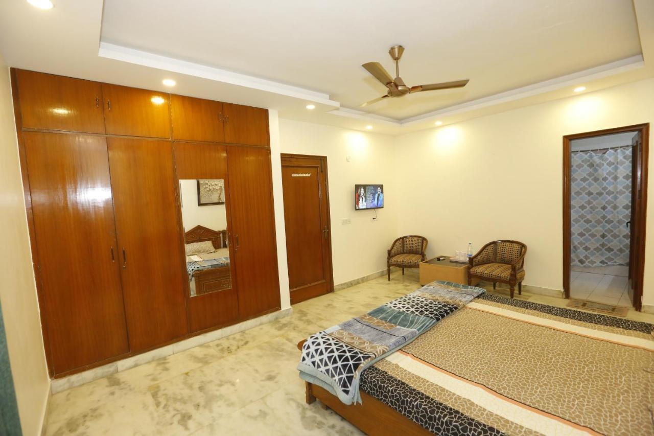 Badal's Nest I Near Aiims I Near Safadarganj I South Delhi I Couple Friendly I Homestay Bed & Breakfast *