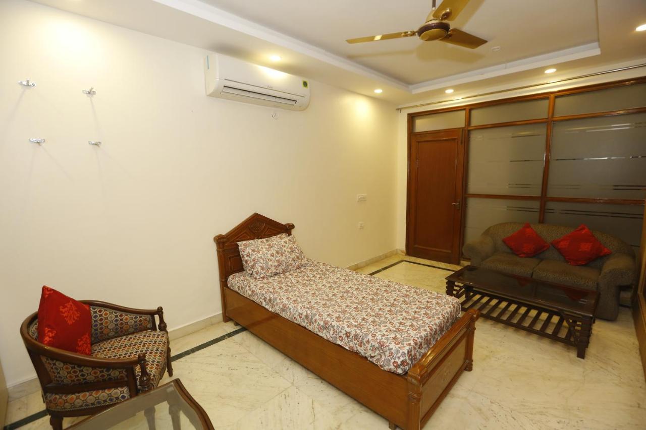 Badal's Nest I Near Aiims I Near Safadarganj I South Delhi I Couple Friendly I Homestay *
