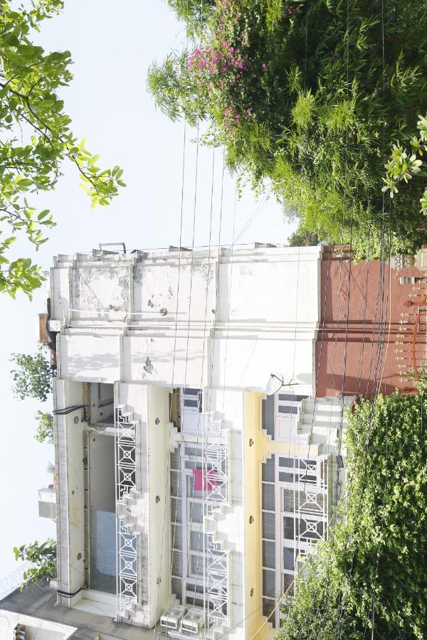 Badal's Nest I Near Aiims I Near Safadarganj I South Delhi I Couple Friendly I Homestay Bed & Breakfast *