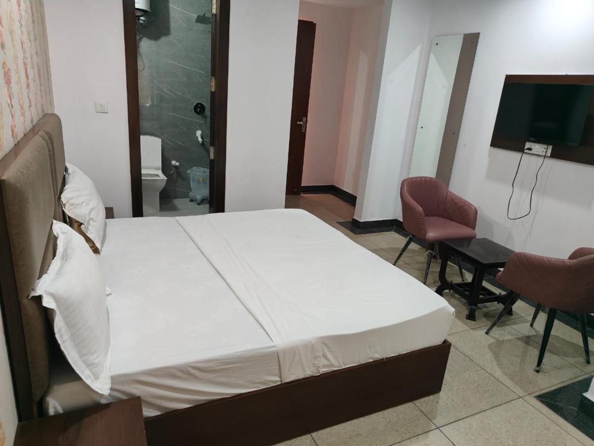 Hotel S Ambiance Near Delhi Airport 4*